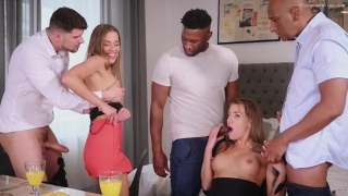 Las hermanas ardientes Eveline Dellai y Silvia Dellai en una noche de sexo en grupo