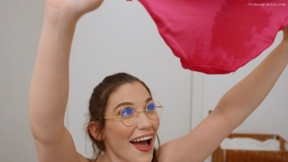 Abigaiil Morri seduce a la niñera y la lleva a hacer un trío con su marido
