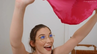 Abigaiil Morri seduce a la niñera y la lleva a hacer un trío con su marido